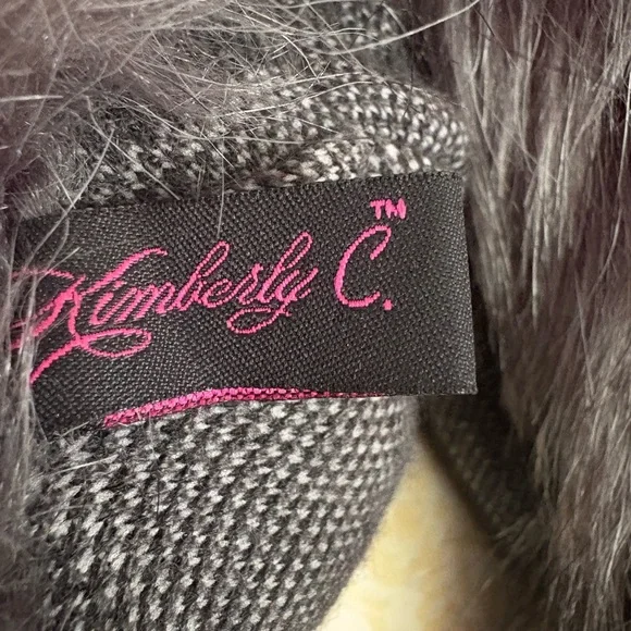 Elegant Women's Black and Gray Cape with Faux Fur Trim - Picture 3 of 3